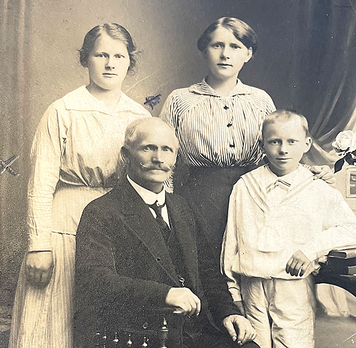 Familien Larsen med Martha, Anna, Enok og Olaus.