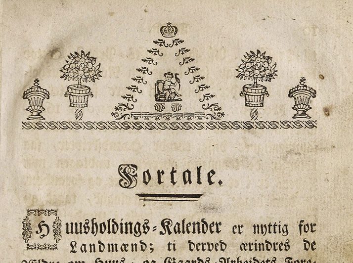 Røskenarrangement og dekorert initial.